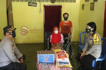 Kapolda Lampung Beri Perhatian Ibu Lumpuh di Kursi Roda yang tak Dapat Bansos
